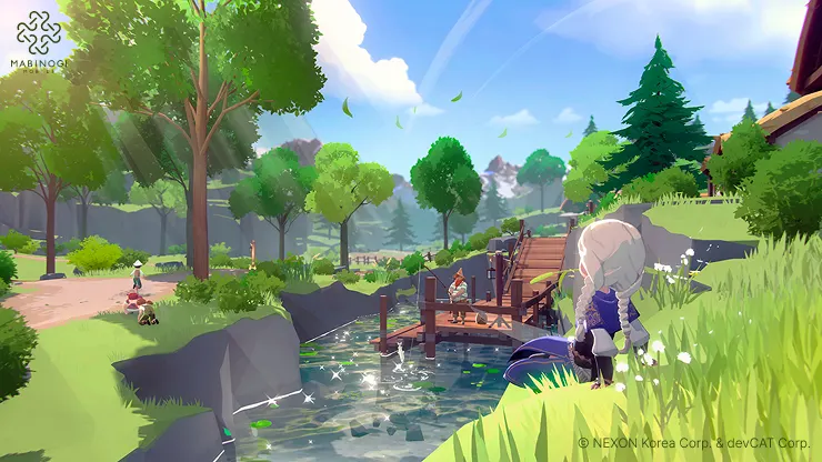 官方遊戲畫面：溪流上的木棧橋有角色在垂釣，白髮少女背對鏡頭站在近景草坡，四周是綠樹、碎石與陽光下的水面